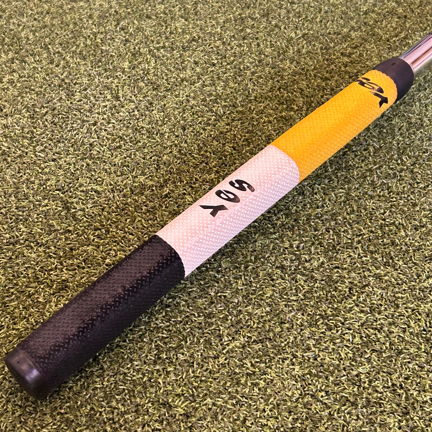RH Yes C-Groove Victoria II Putter. 35 IN.