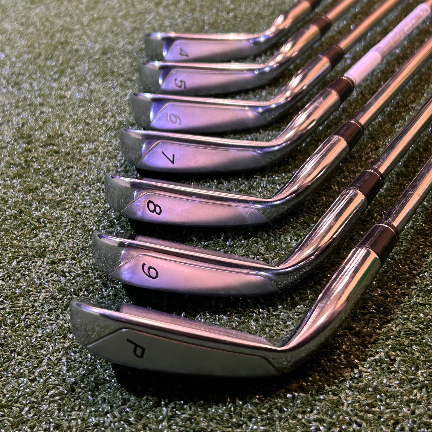 RH Taylormade R11 Iron Set (4-PW). Regular Flex Steel.