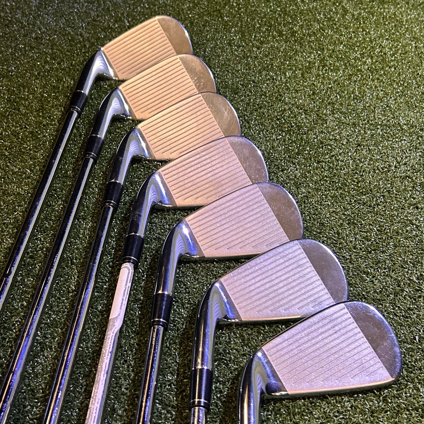 RH Taylormade R11 Iron Set (4-PW). Regular Flex Steel.