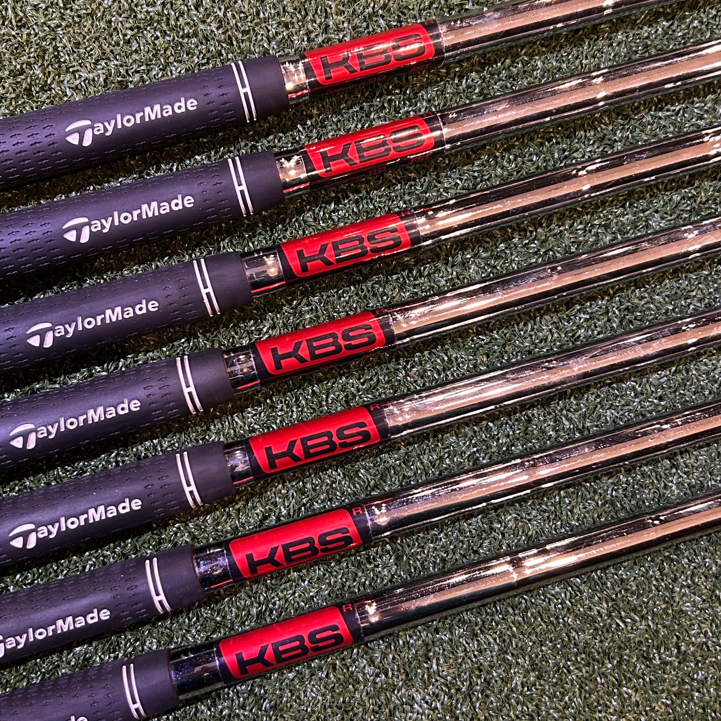RH Taylormade R11 Iron Set (4-PW). Regular Flex Steel.
