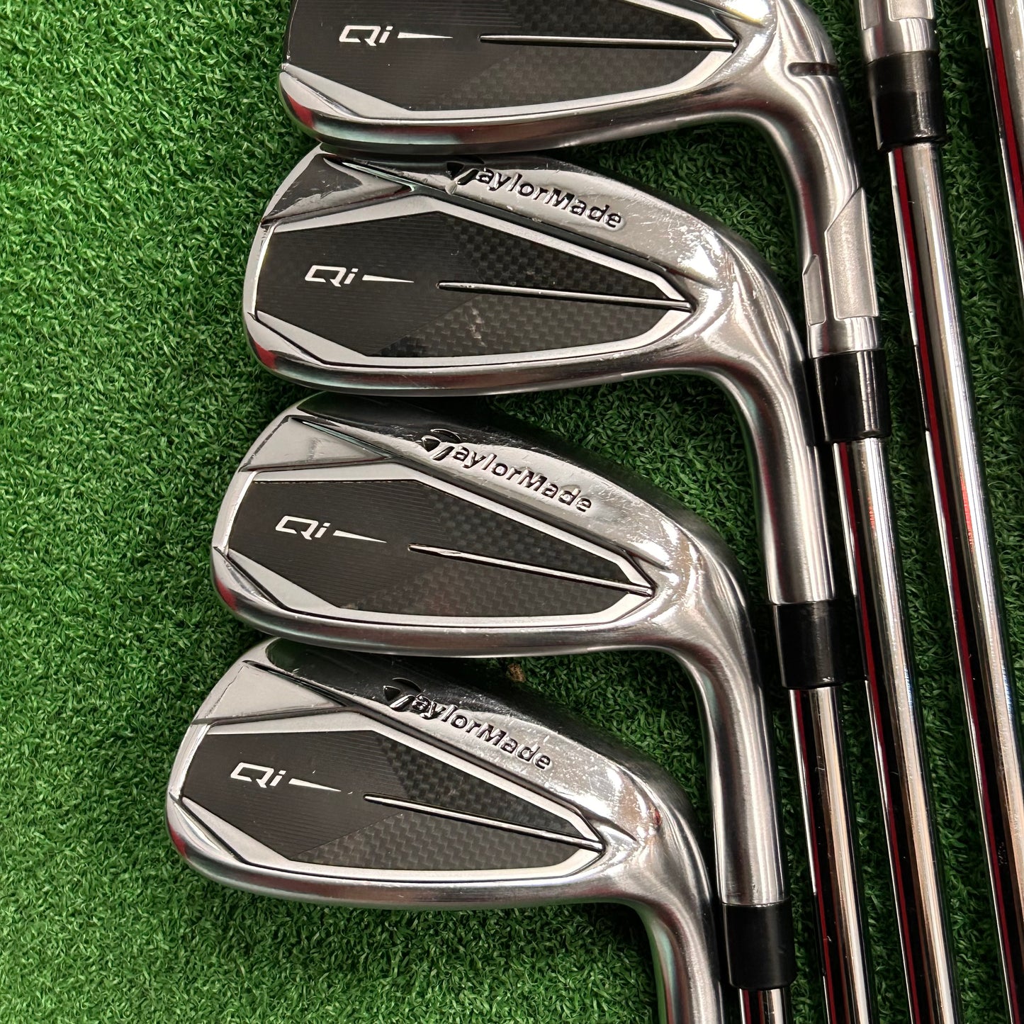 RH Taylormade Qi Iron Set (5-PW, AW). Stiff Flex.