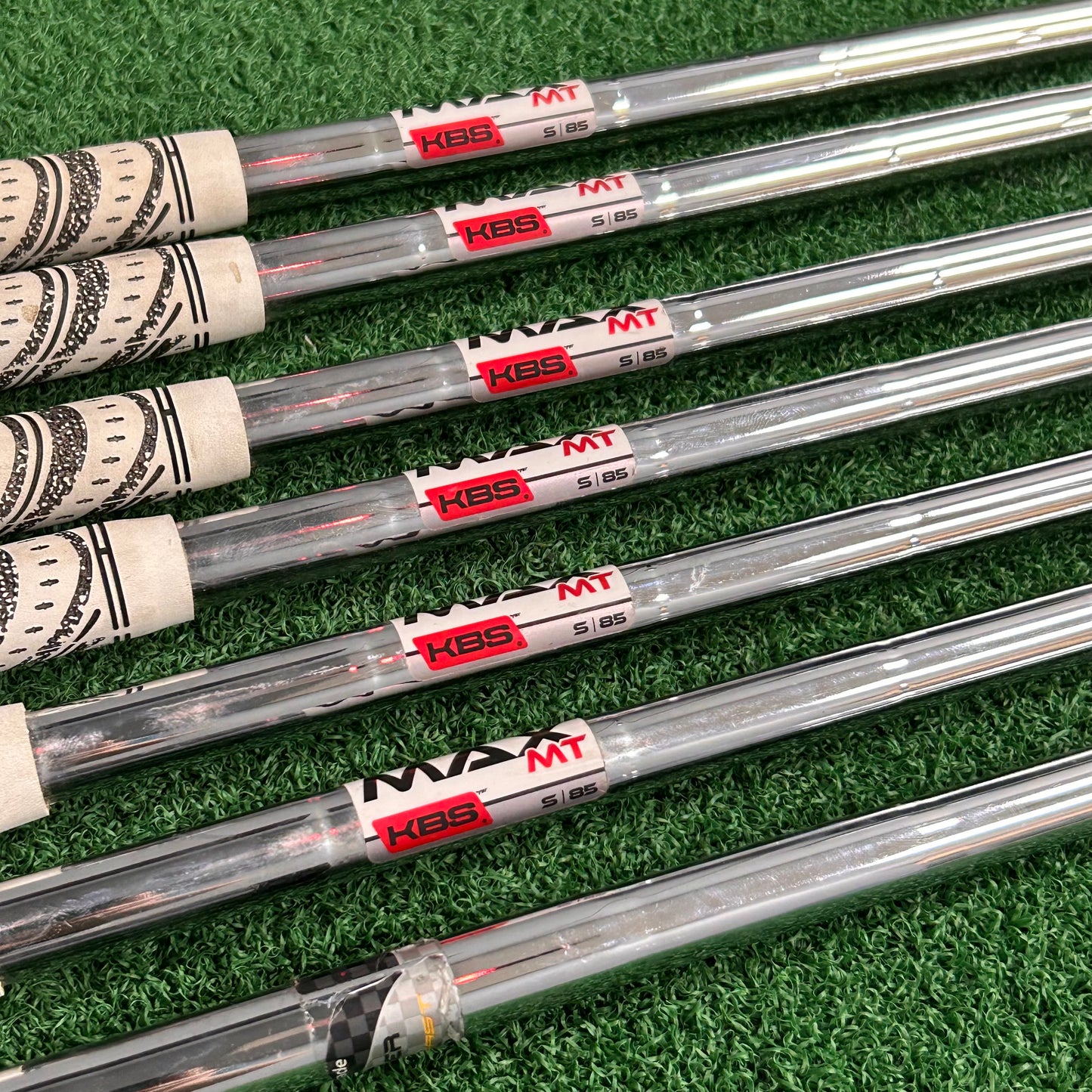RH Taylormade Qi Iron Set (5-PW, AW). Stiff Flex.