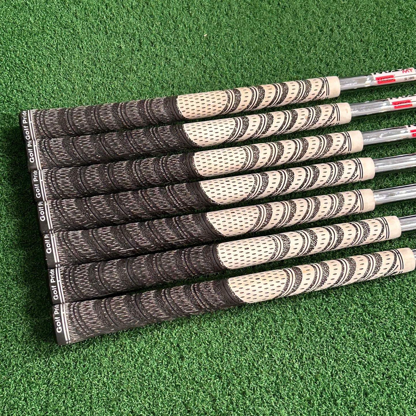 RH Taylormade Qi Iron Set (5-PW, AW). Stiff Flex.