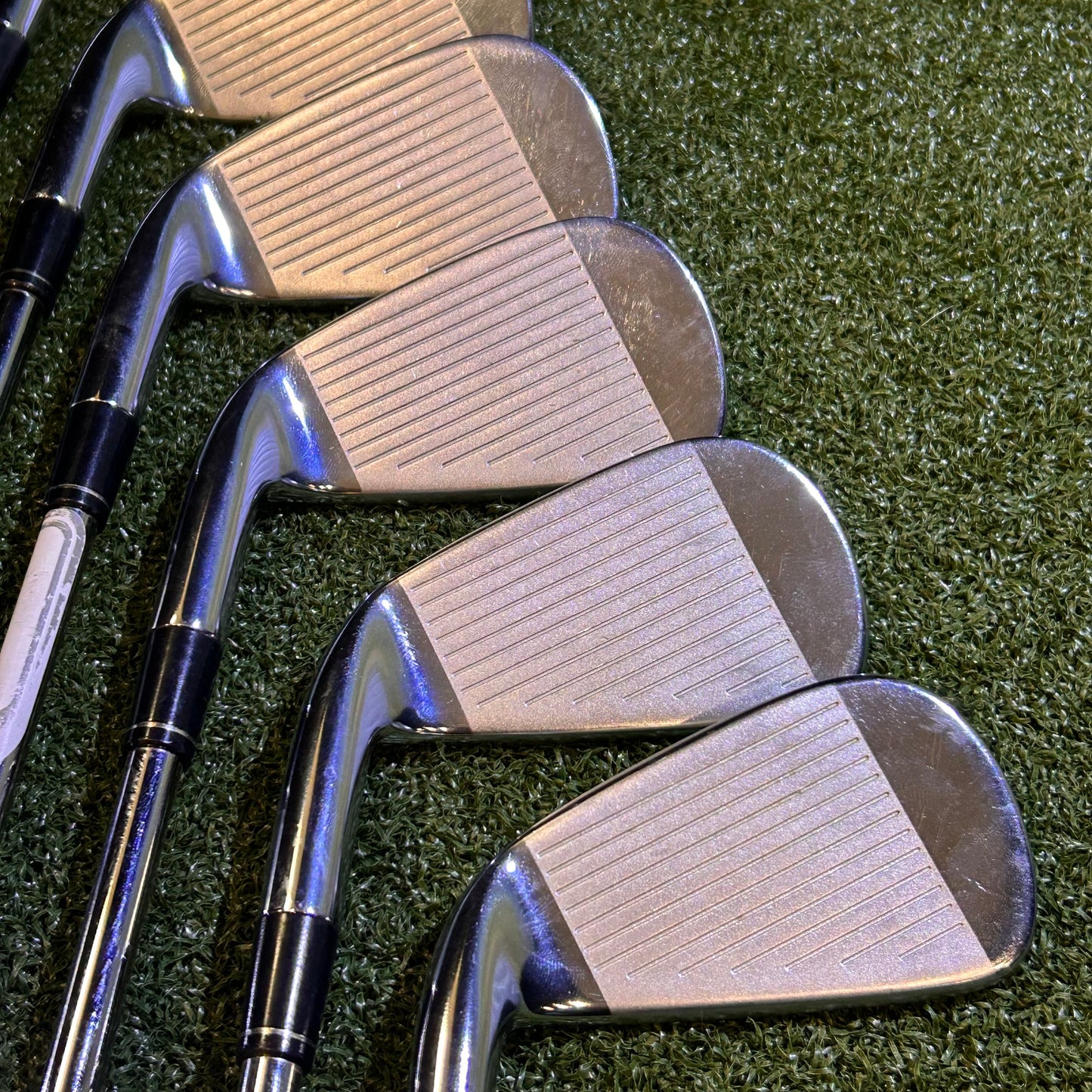 RH Taylormade R11 Iron Set (4-PW). Regular Flex Steel.