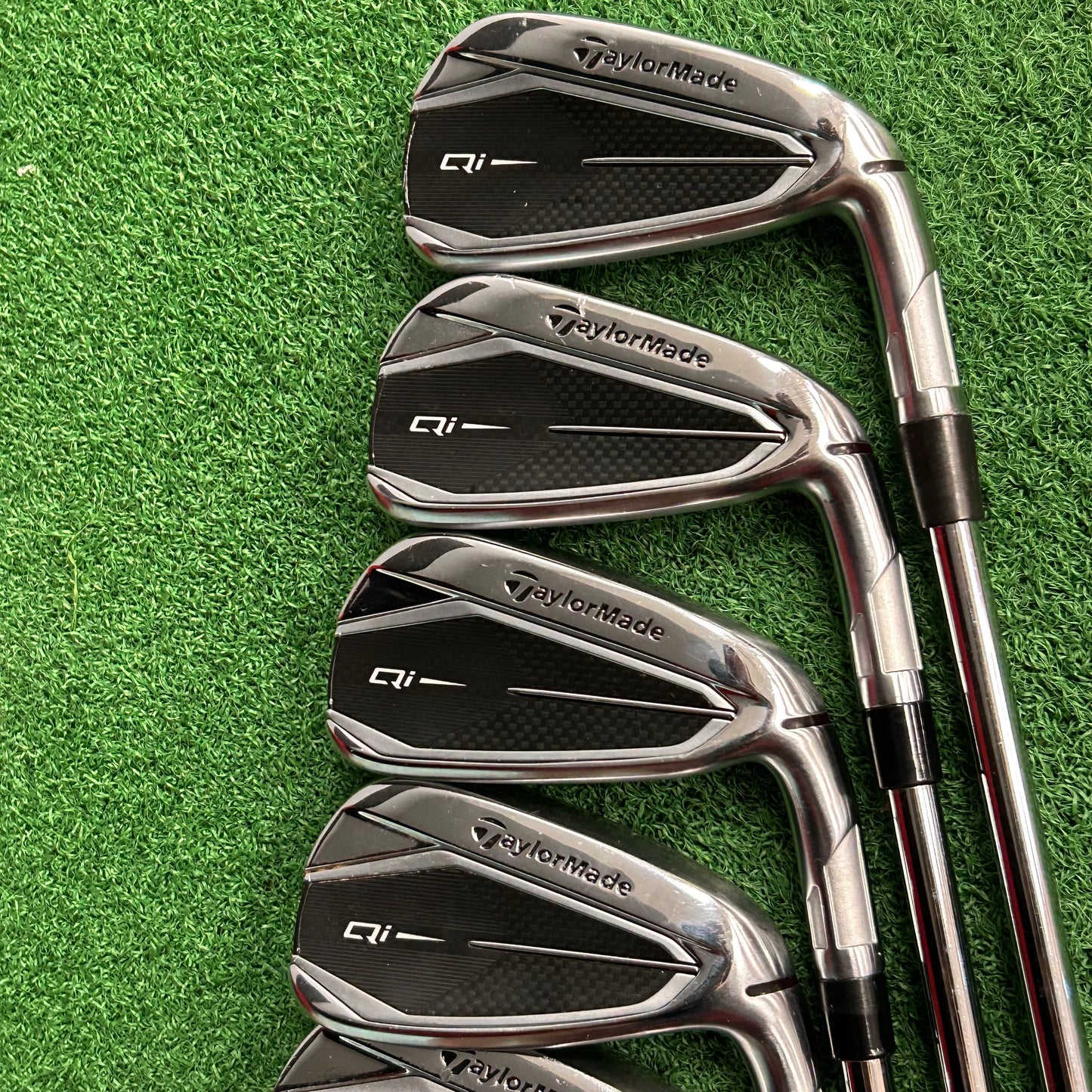 RH Taylormade Qi Iron Set (5-PW, AW). Stiff Flex.