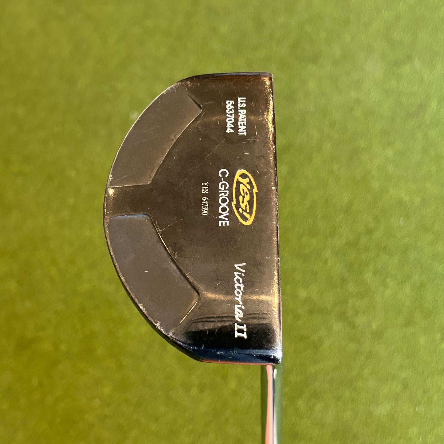 RH Yes C-Groove Victoria II Putter. 35 IN.