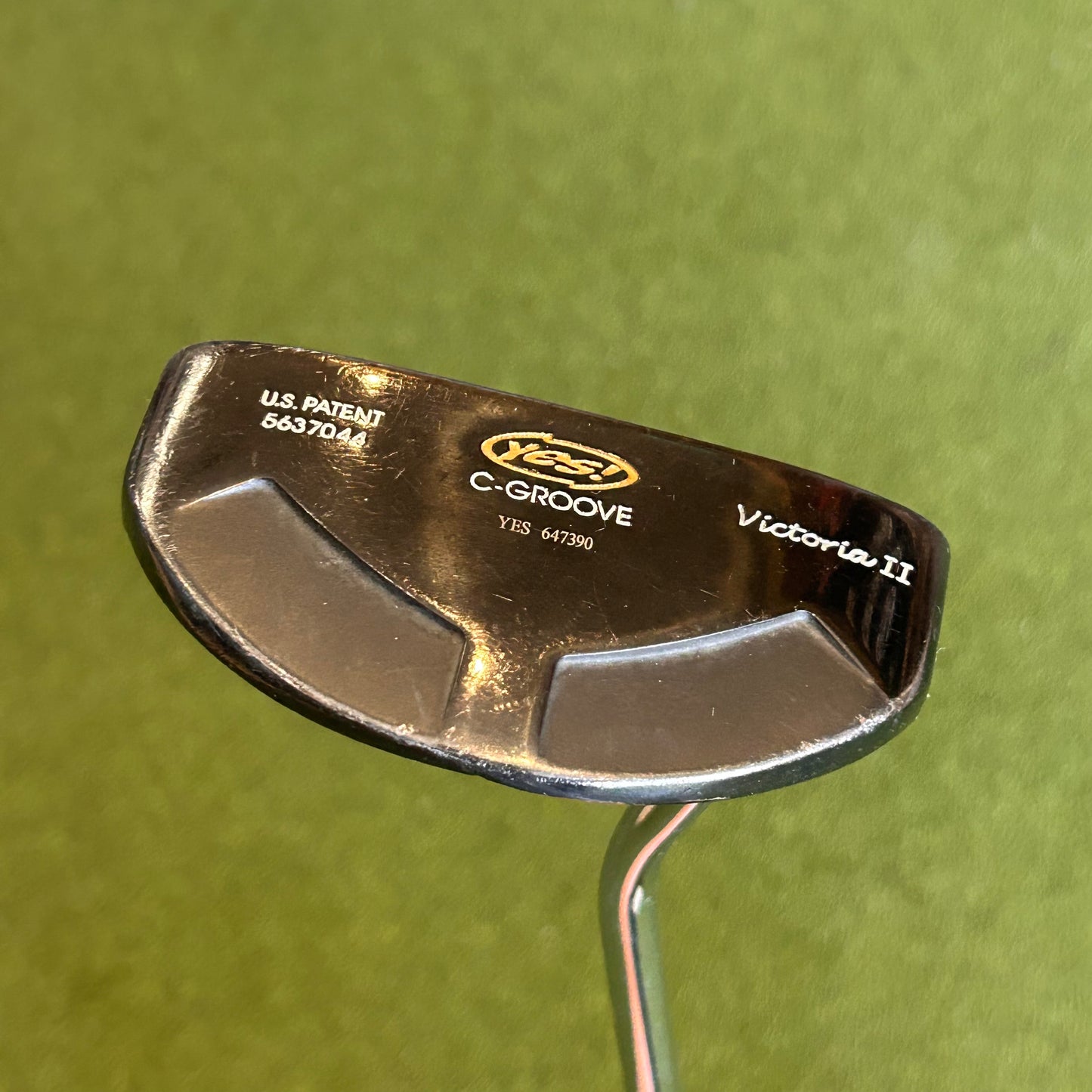 RH Yes C-Groove Victoria II Putter. 35 IN.