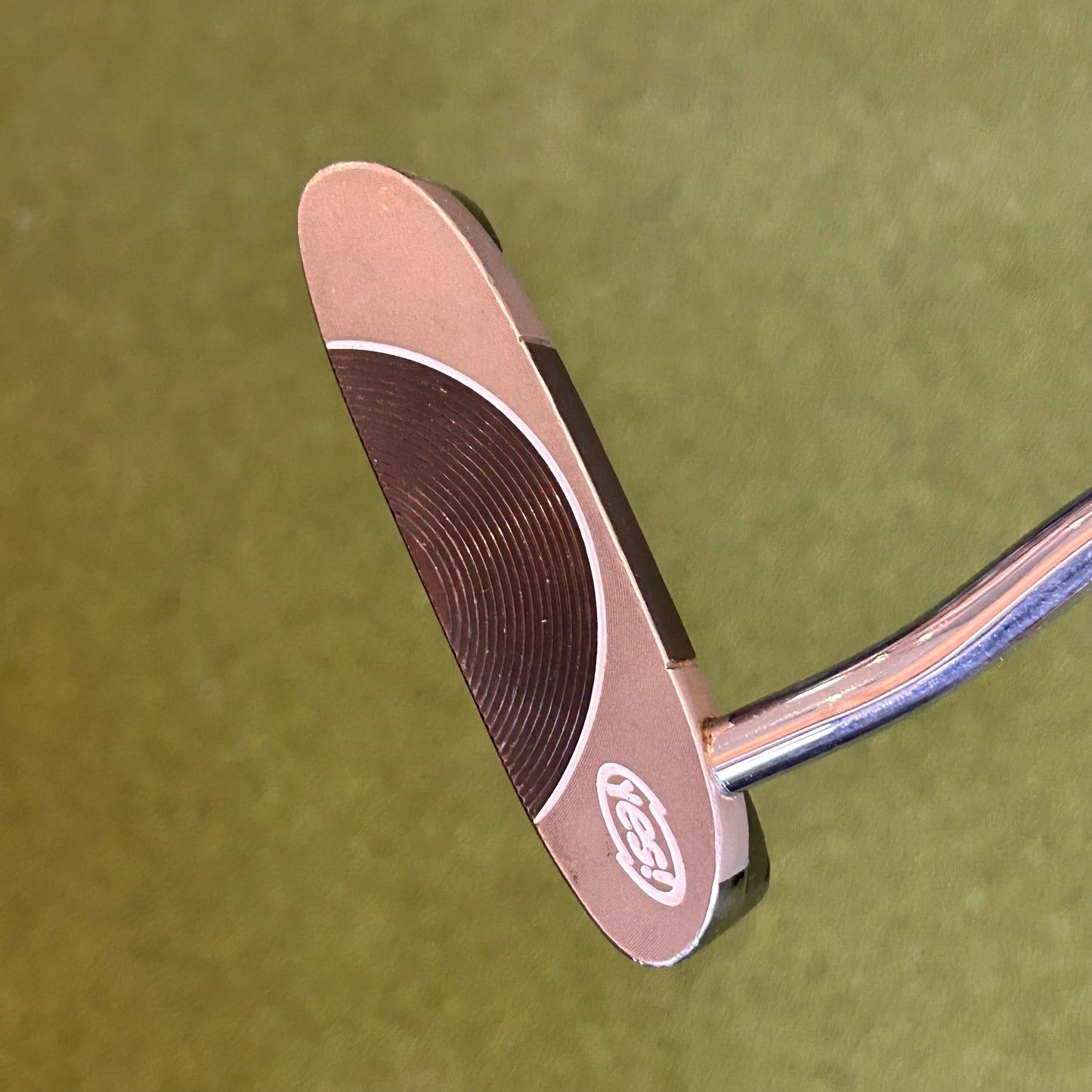 RH Yes C-Groove Victoria II Putter. 35 IN.