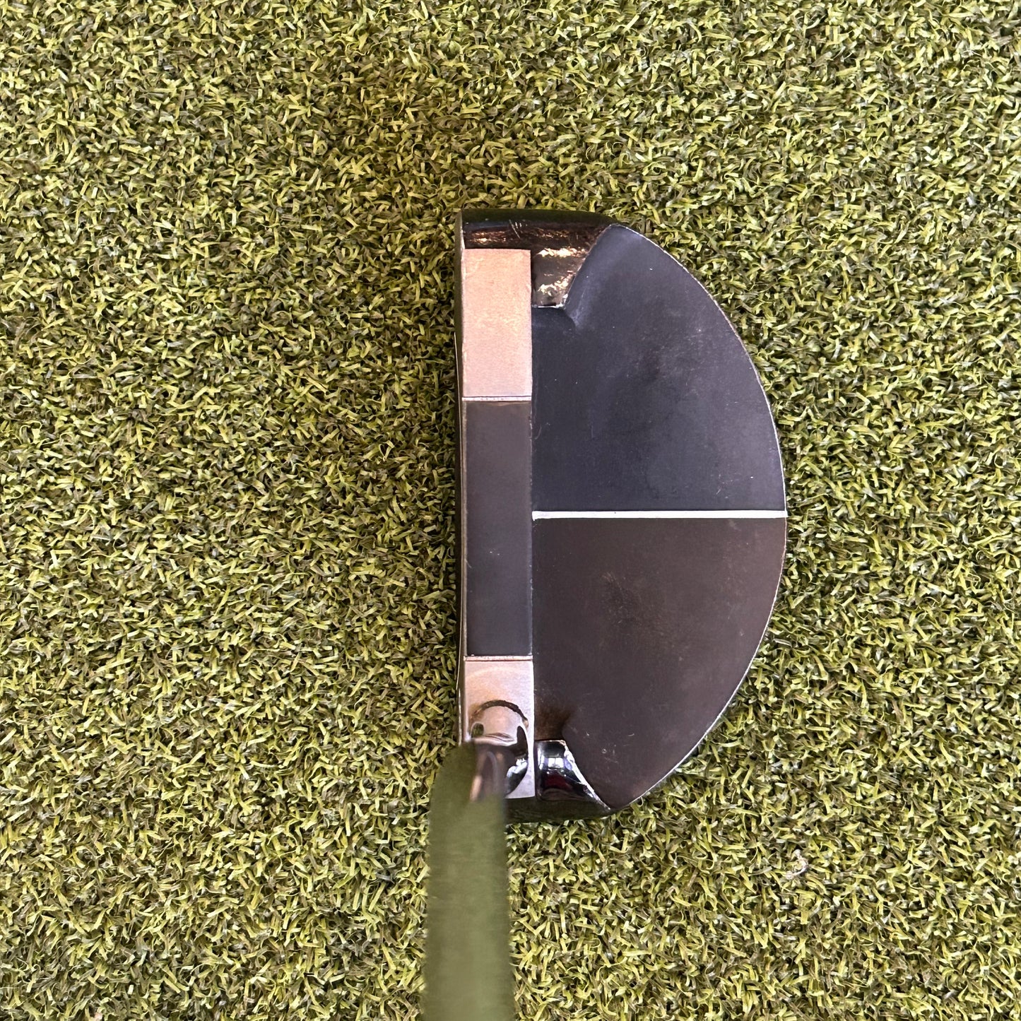 RH Yes C-Groove Victoria II Putter. 35 IN.